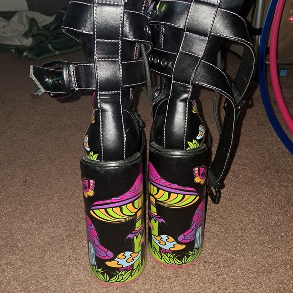 Current Mood Black Platform Boots with Vibrant Mushroom Art - Picture 3 of 4